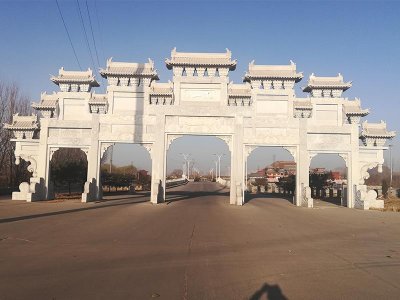 道路口大型五門(mén)石牌坊